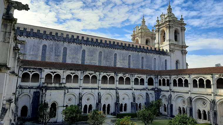 De binnenplaats van het middeleeuwse klooster in Alcobaça.