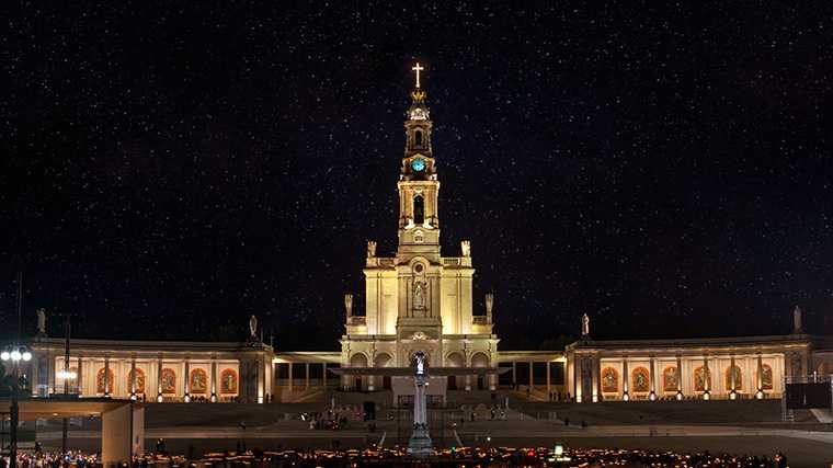 ’s Avonds is het heiligdom van Fátima fraai verlicht.