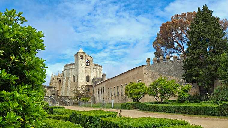 De indrukwekkende kloosterburcht Convento de Cristo in Tomar, Portugal.