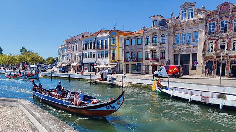 Traditionele boten in het Canal Central van Aveiro, Portugal.