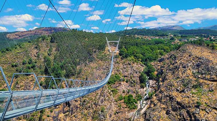 In het Arouca Geopark vind je een van de langste hangbruggen ter wereld, 175 meter boven de grond.