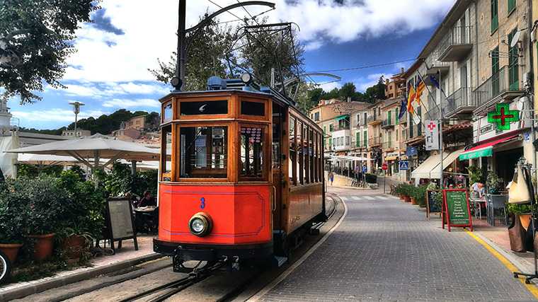 De historische tram op Mallorca die Sóller met Port de Sóller verbindt.