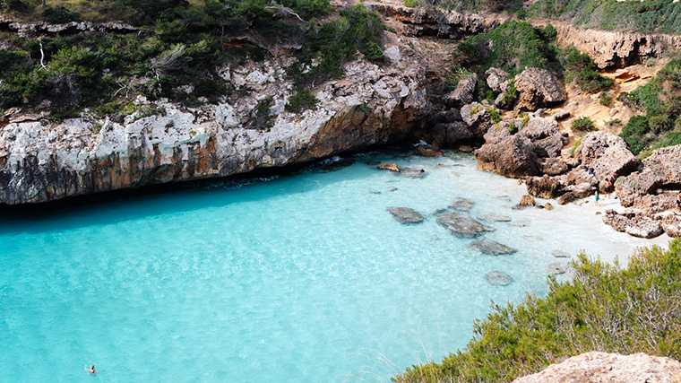 De prachtige inham Caló des Moro aan de oostkust van Mallorca.