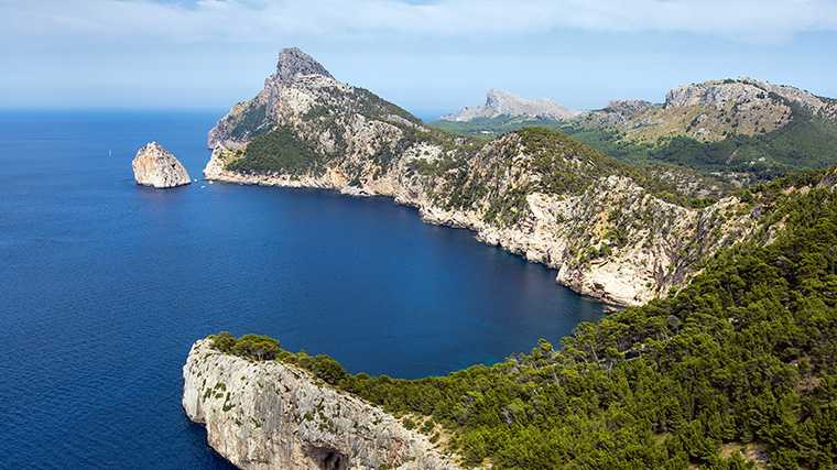 Met een huurauto rijd je naar de prachtige ruige kusten van Mallorca.