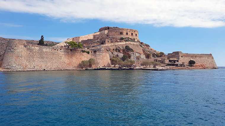 Het Venetiaanse fort op het eilandje Spinalonga voor de kust van Kreta.