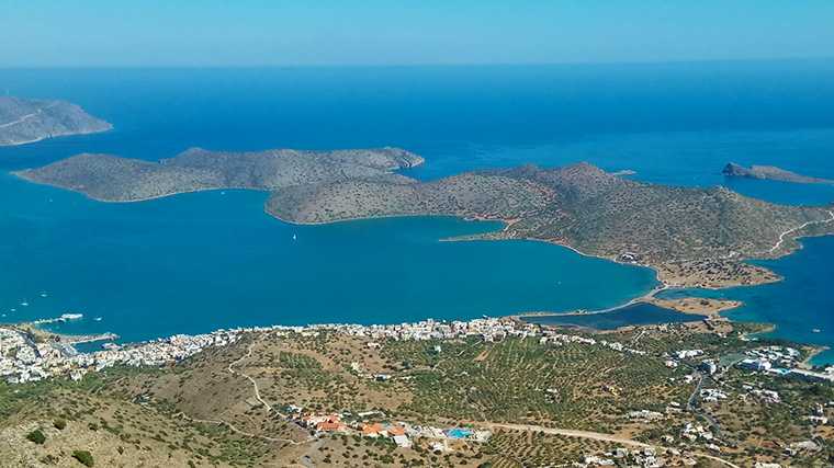 Het uitzicht vanaf de berg Oxa bij Agios Nikolaos op Kreta.