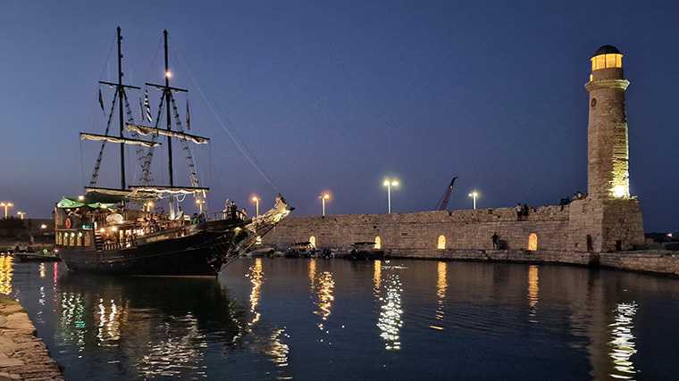 De vuurtoren bij de oude haven van Rethymnon op Kreta.