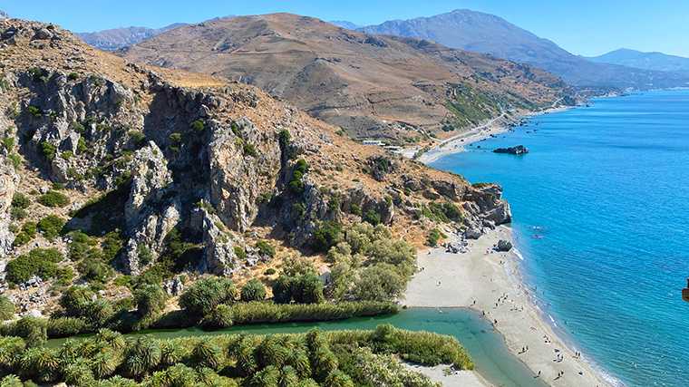 Preveli Beach is bijzonder omdat de rivier die hier uitmondt, omringd wordt door palmbomen.