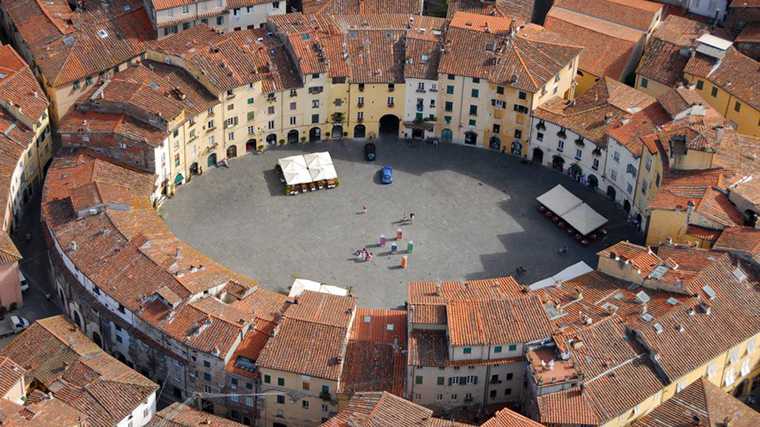Het ovaalvormige Piazza dell’Anfiteatro in Lucca, Toscane.