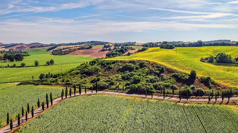 Met een huurauto over de Toscaanse wegen.