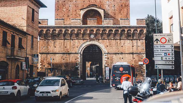 Wegwijzer naar parkeergarage net buiten de ZTL van Siena in Toscane.
