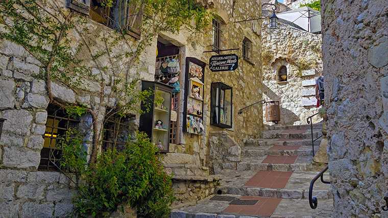 Huur een auto in Nice en rijd naar het pittoreske dorpje Èze.