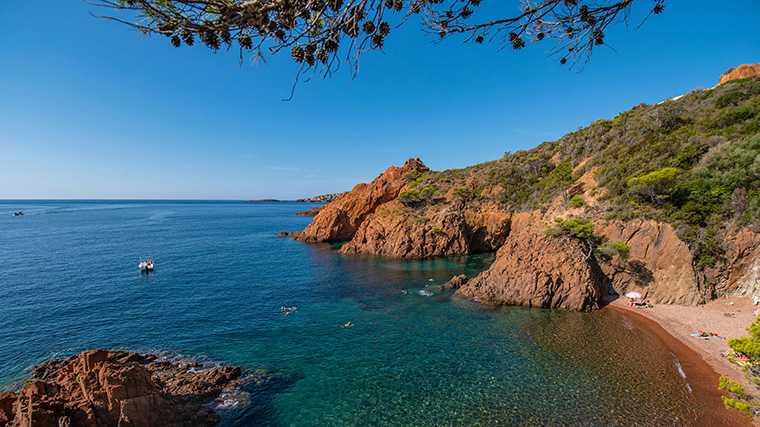 Met een huurauto kun je naar stille strandjes aan de Côte d’Azur rijden.