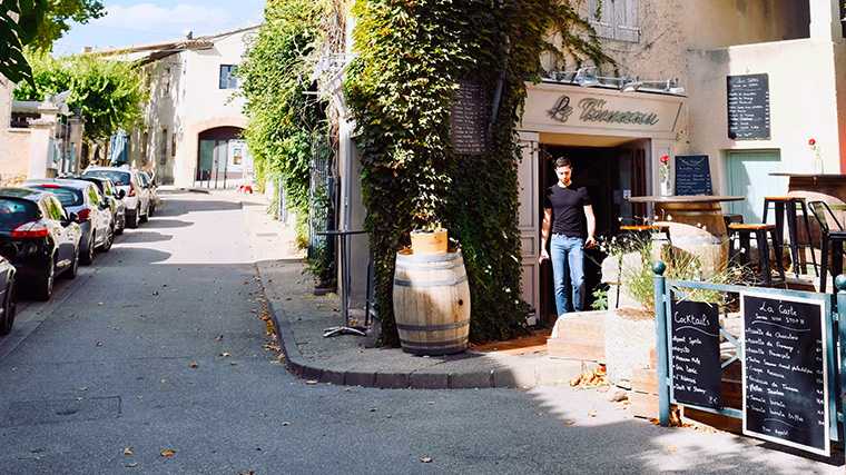 Met een huurauto kom je de leukste dorpjes en terrasjes tegen.