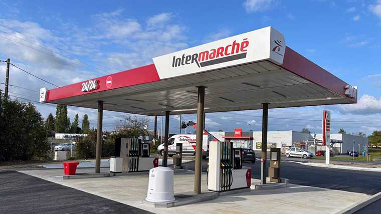 In Frankrijk tank je het goedkoopste bij grote supermarkten.