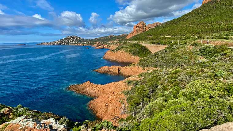 Met een huurauto rijd je gemakkelijk naar de Corniche de l’Esterel ten zuidwesten van Nice.