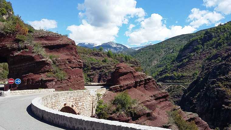 De weg langs de diepe kloof Gorges de Daluis in de Provence.