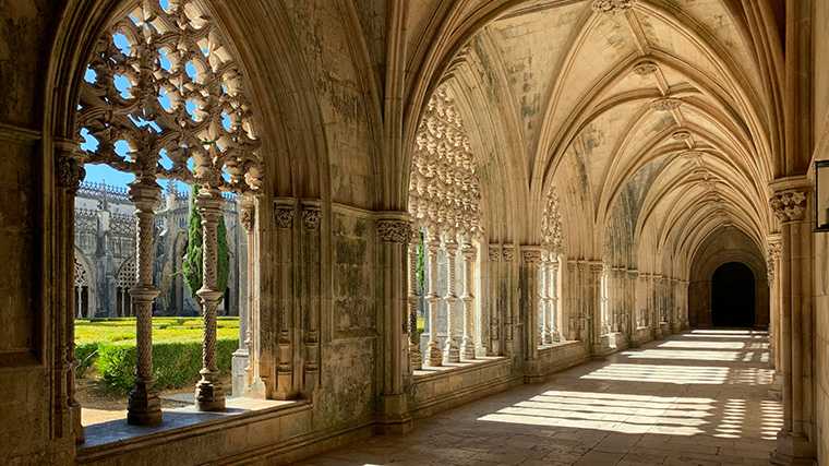 Kloostergang in Mosteiro da Batalha, Portugal.