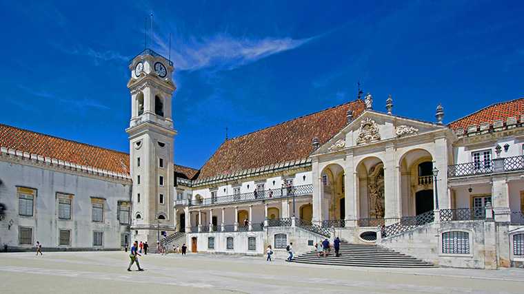 De universiteit van Coimbra ligt rond een groot plein. (Foto: https://unsplash.com/@josecuenca)