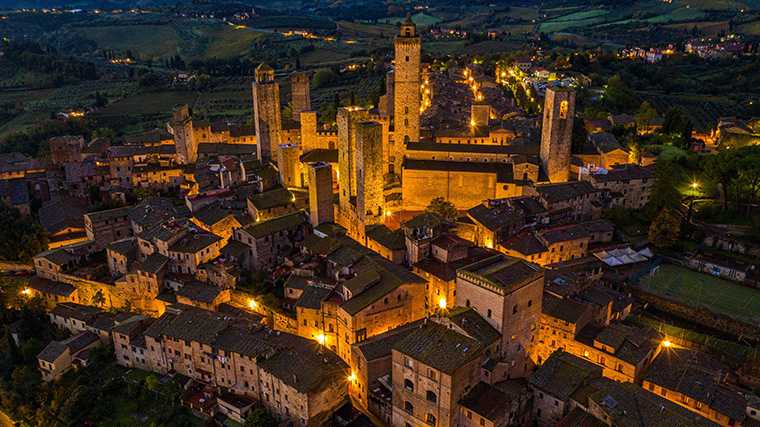De karakteristieke torens van San Gimignano in Toscane bij nacht.
