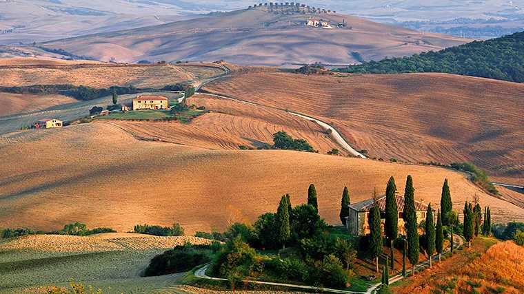 Met een huurauto is het heerlijk rondrijden door heuvelachtig Toscane.