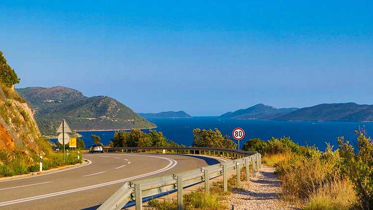 De prachtige Dalmatische kustweg in Kroatië.