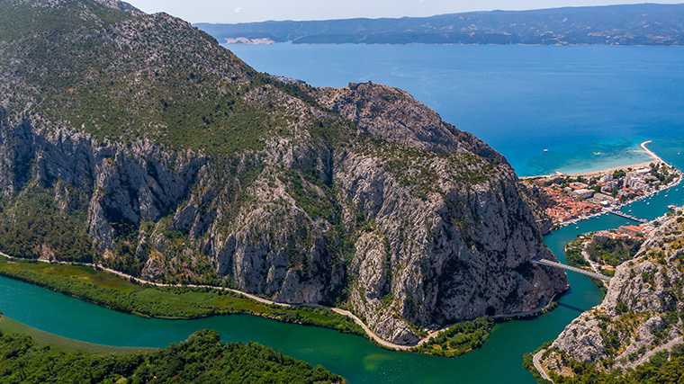 Op de rivier de Cetina kun je raften en kanoën, erlangs lopen pittoreske weggetjes.