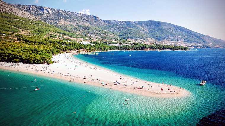 Het bijzondere strand Zlatni Rat (Gouden Hoorn) aan de zuidkust van het eiland Brač, Kroatië.