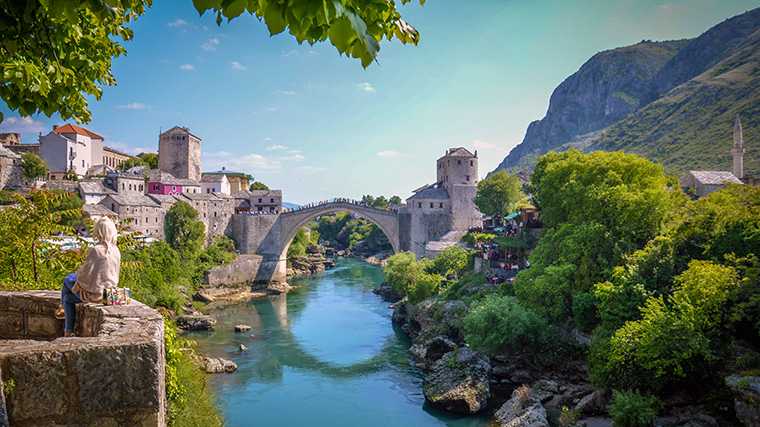 De beroemde brug van Mostar in Bosnië.