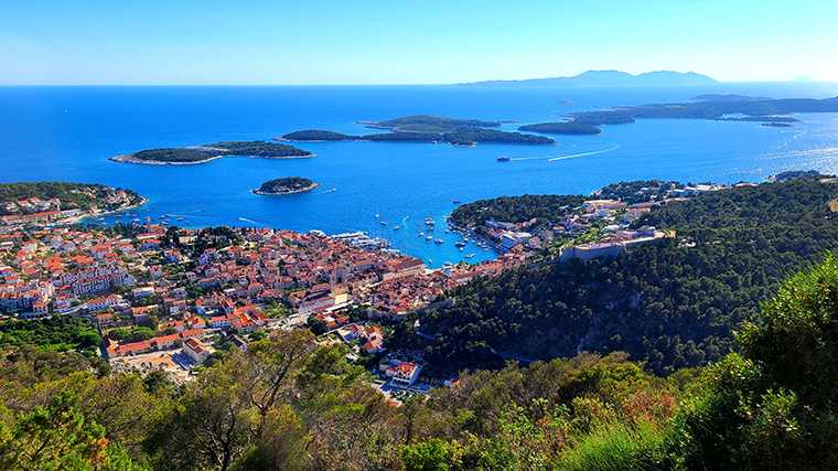 De natuurlijke haven van Hvar-stad in Kroatië.