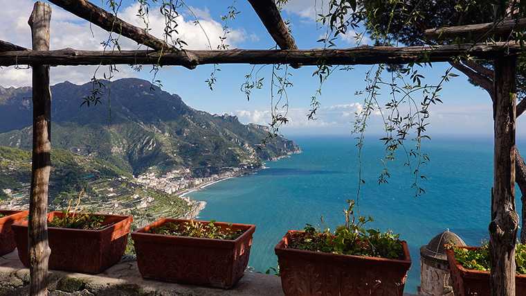Het zicht op de Amalfikust vanuit Ravello.