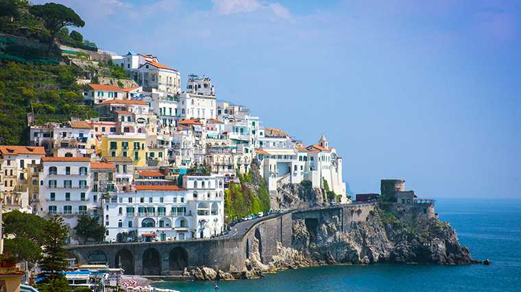 Amalfi aan de gelijknamige kust en de weg die vlak langs de zee loopt.