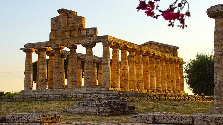 Enkele van de best bewaarde Griekse tempels vind je in het Italiaanse Paestum.