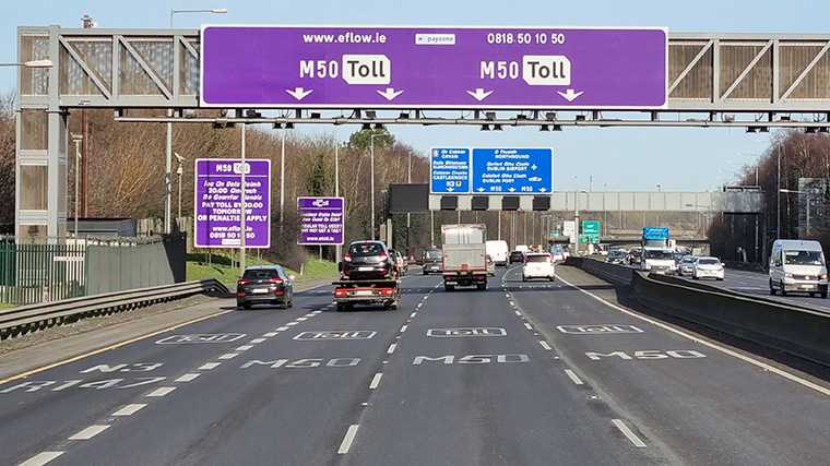 Dat je de elektronische tolbetaling nadert wordt op de M50 duidelijk aangegeven. 