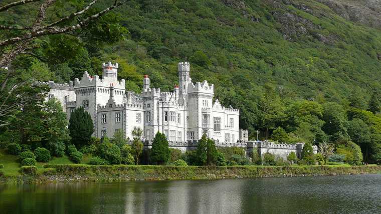 Kylemore Abbey ligt aan een van de vele meren (loughs) in de Connemara.