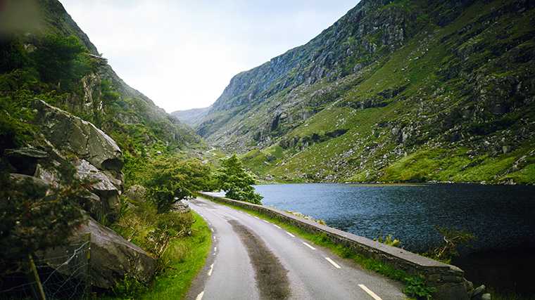 Vanaf de hoofdroute slingert een smalle weg door de Gap of Dunloe.