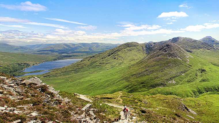 Laat de huurauto af en toe staan voor een flinke wandeling, bijvoorbeeld in de Connemara.