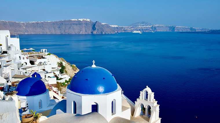De kenmerkende blauwe koepels van Santorini.
