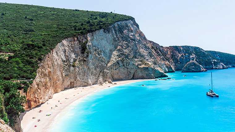 Het iconische Porto Katsiki strand onderaan een steile kalkstenen klif op Lefkada.