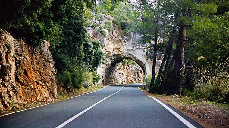 Je kunt prachtige routes rijden als je op Mallorca een auto huurt.