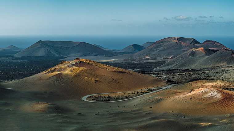 De vulkanische schoonheid van de Canarische Eilanden is vooral goed te zien op Lanzarote.