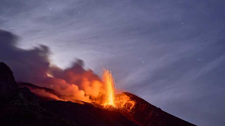 De uitbarstingen van de Stromboli zijn spectaculair om te zien.