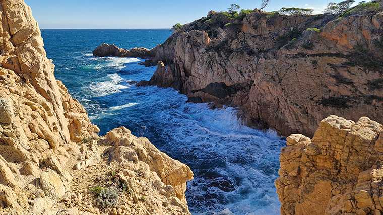 Langs de Costa Brava vind je ruige inhammen (calas).