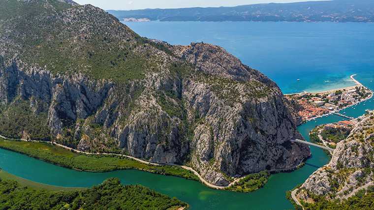 De monding van de rivier de Cetina bij Omiš aan de Dalmatische kust, Kroatië.