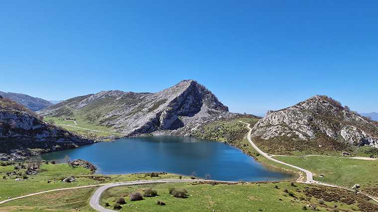 Met een huurauto kun je prachtige routes volgen door het berggebied Picos de Europa.