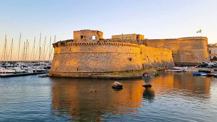 De robuuste stadsmuren van het oude Gallipoli.