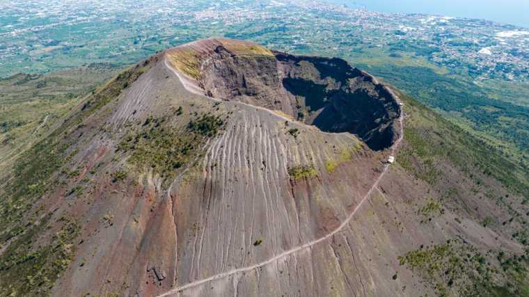 Je kunt met de huurauto een heel stuk op de Vesuvius naar boven rijden.
