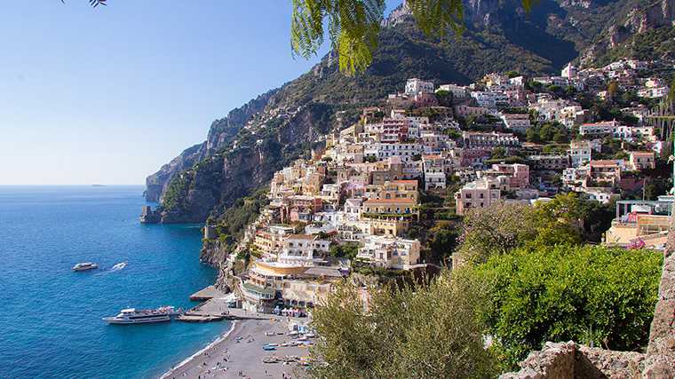 Positano en het strand Spiaggia Grande aan de Amalfikust, bij Napels.