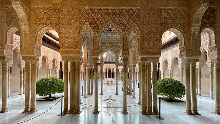 In het rijk versierde Alhambra in Granada kijk je je ogen uit.