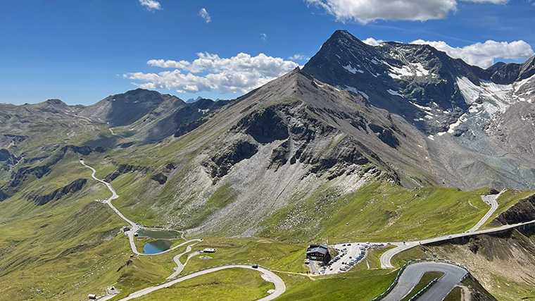 De bochtige Grossglockner Hochalpenstraße in Oostenrijk.
